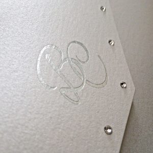 silber-folie-praegung-flach-monogramm