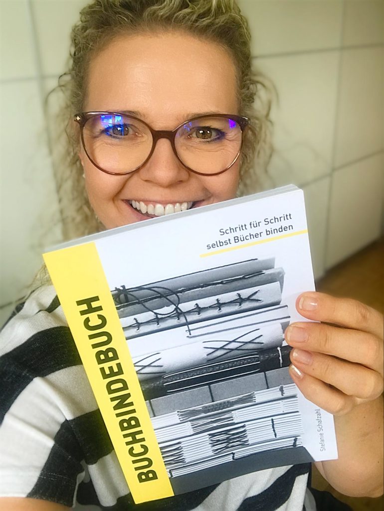 Katja Haas mit Buchbindebuch von Stefanie Schafzahl