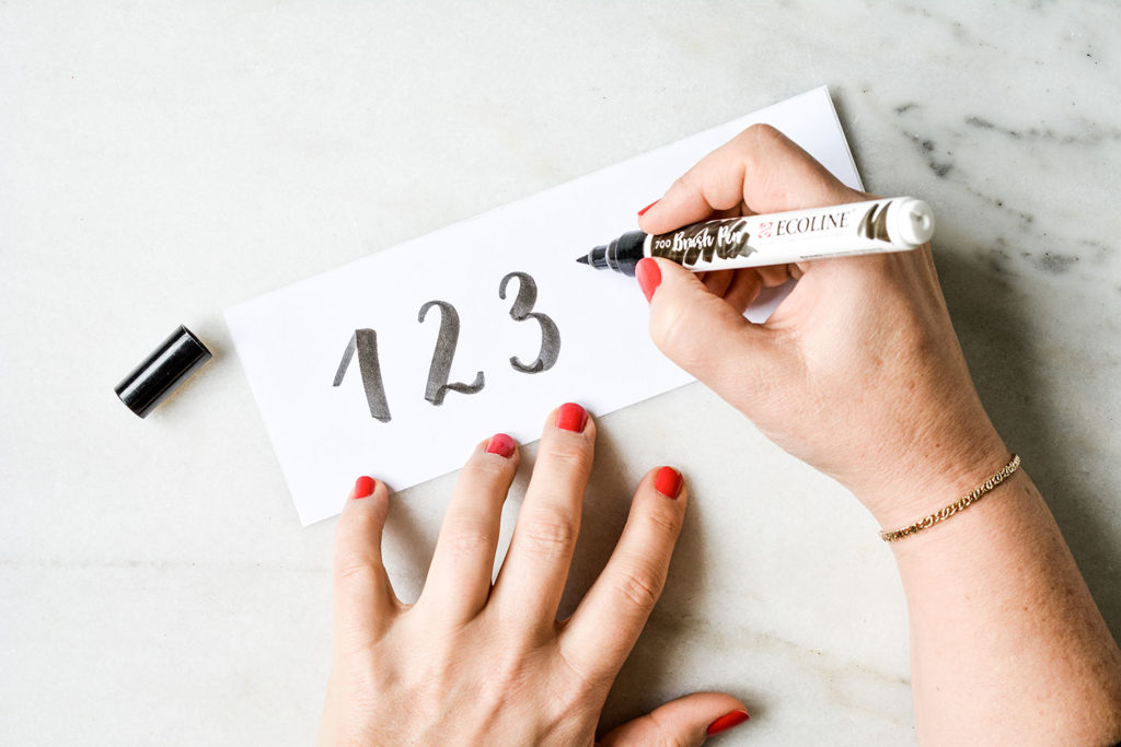 Adventkranz – Adventkranzzahlen mit einem Brush Pen auf das Etikett schreiben