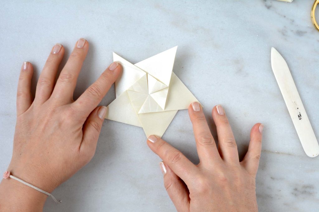 Origami-Papierstern falten im Handlettering-Stil