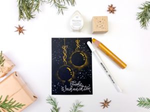 Weihnachtskarte mit schwarze Kugeln