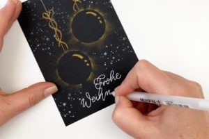 Weihnachtskarte mit schwarze Kugeln