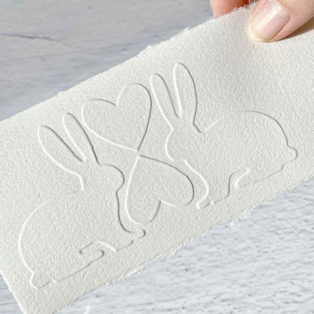 Papier prägen von Hand mit Schablone