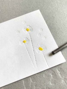 Papier prägen mit Hammer und Meißel
