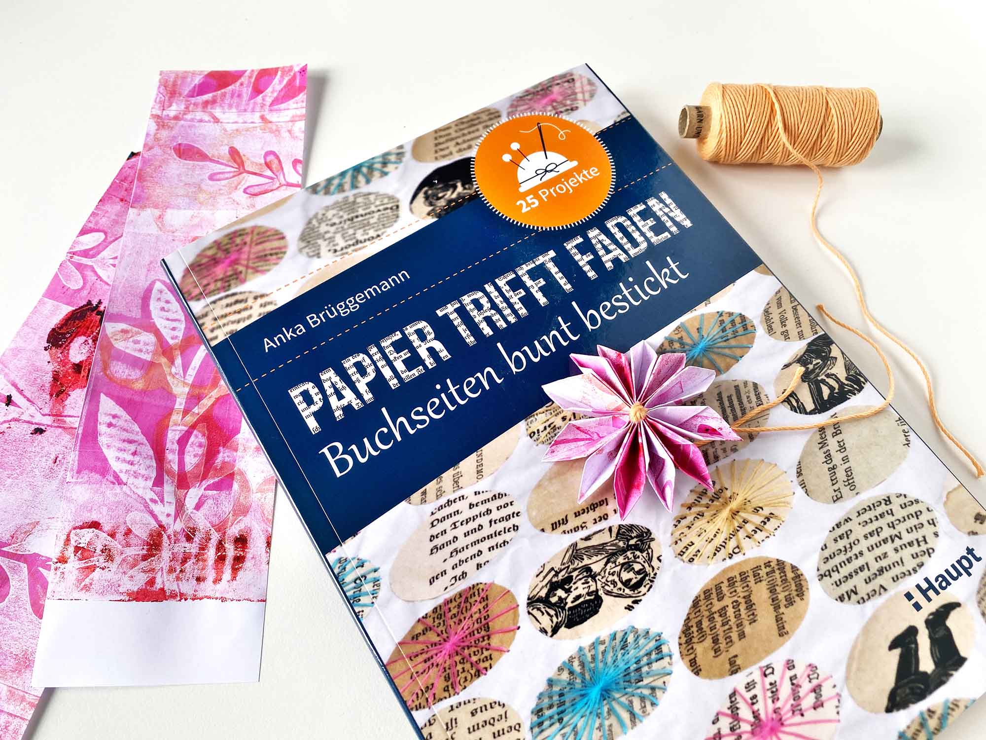 Papier trifft Faden – Buchseiten bunt bestickt