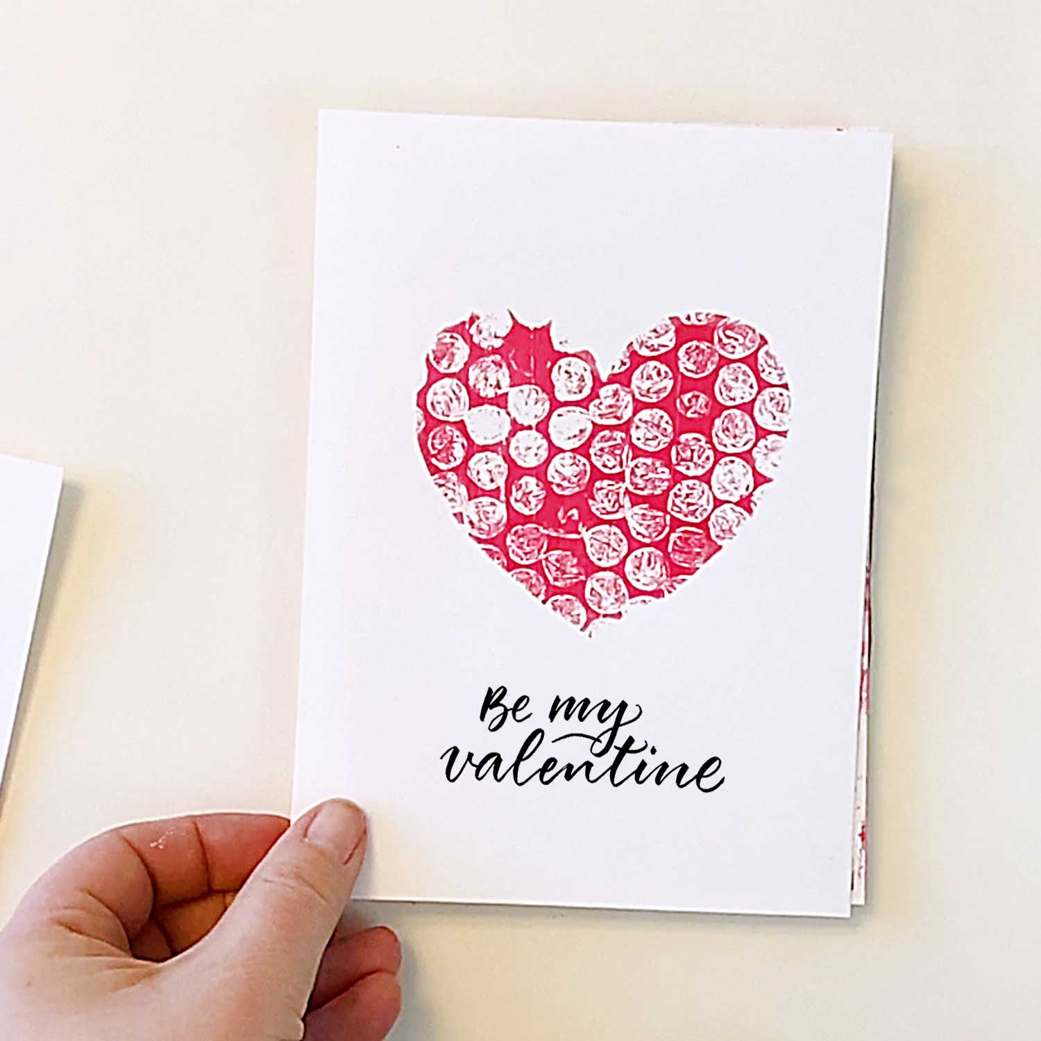 Valentinskarte mit Gelli Print und Herz-Schablone