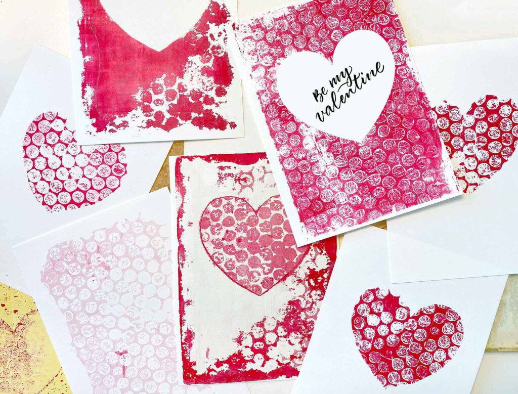 Valentinskarte mit Gelli Print und Herz-Schablone