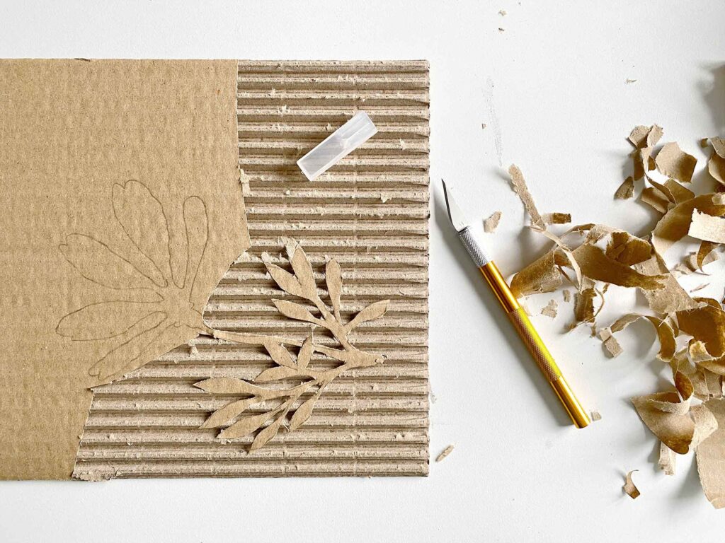 Drucken mit Wellpappe – freigelegte Rillenstruktur beim subtraktiven Reliefdruck mit Cutter und Karton