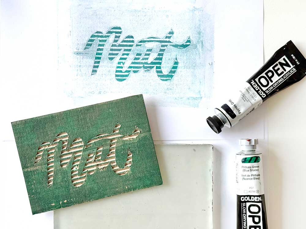 Schrift drucken mit Wellpappe – subtraktiv geschnittener Schriftzug „Mut“ als Reliefdruck