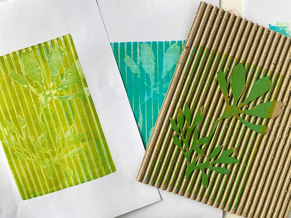 Gelli Print mit Wellpappe – lineare Muster durch freigelegte Kartonstruktur auf der Gelplatte