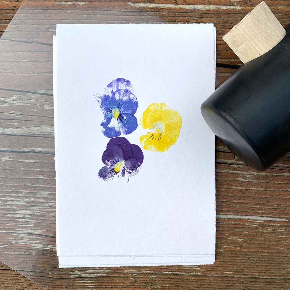 Blumendruck-Anleitung Stiefmütterchen hämmern auf Papier