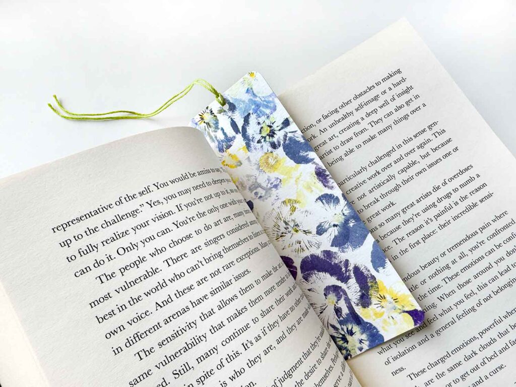 Lesezeichen aus Blumendruck mit Stiefmütterchen