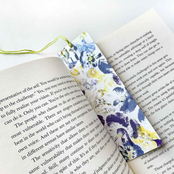 Lesezeichen aus Blumendruck mit Stiefmütterchen