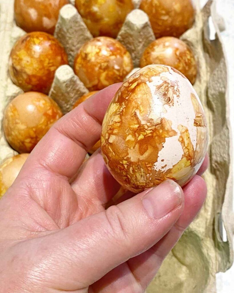 Eier färben mit Zwiebelschalen