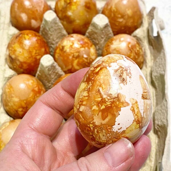 Eier färben mit Zwiebelschalen