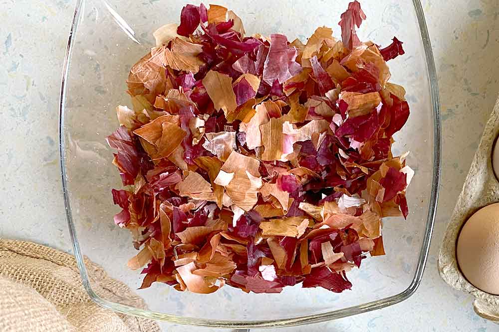 Anleitung Eier färben mit Zwiebelschalen für marmorierte Ostereier