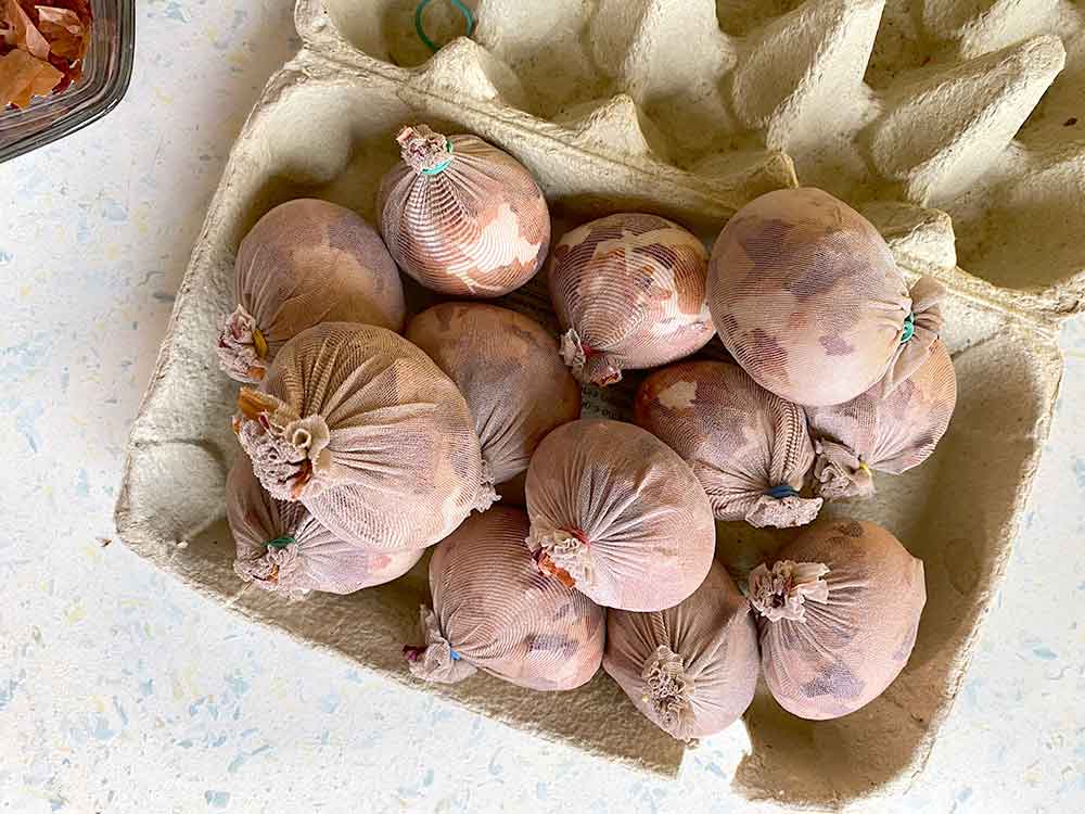Anleitung Eier färben mit Zwiebelschalen für marmorierte Ostereier