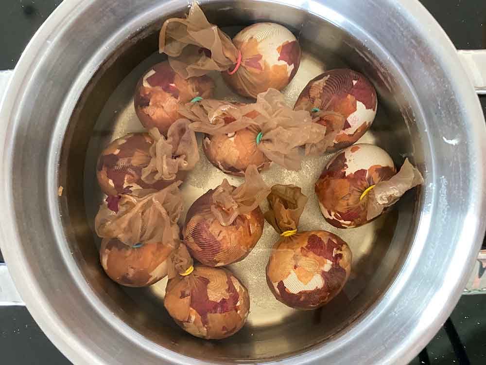 Anleitung Eier färben mit Zwiebelschalen für marmorierte Ostereier