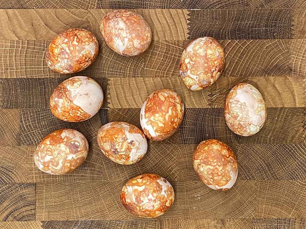 Anleitung Eier färben mit Zwiebelschalen für marmorierte Ostereier