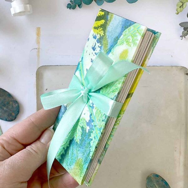 Gelli-Print-Leporello mit Pflanzendruck