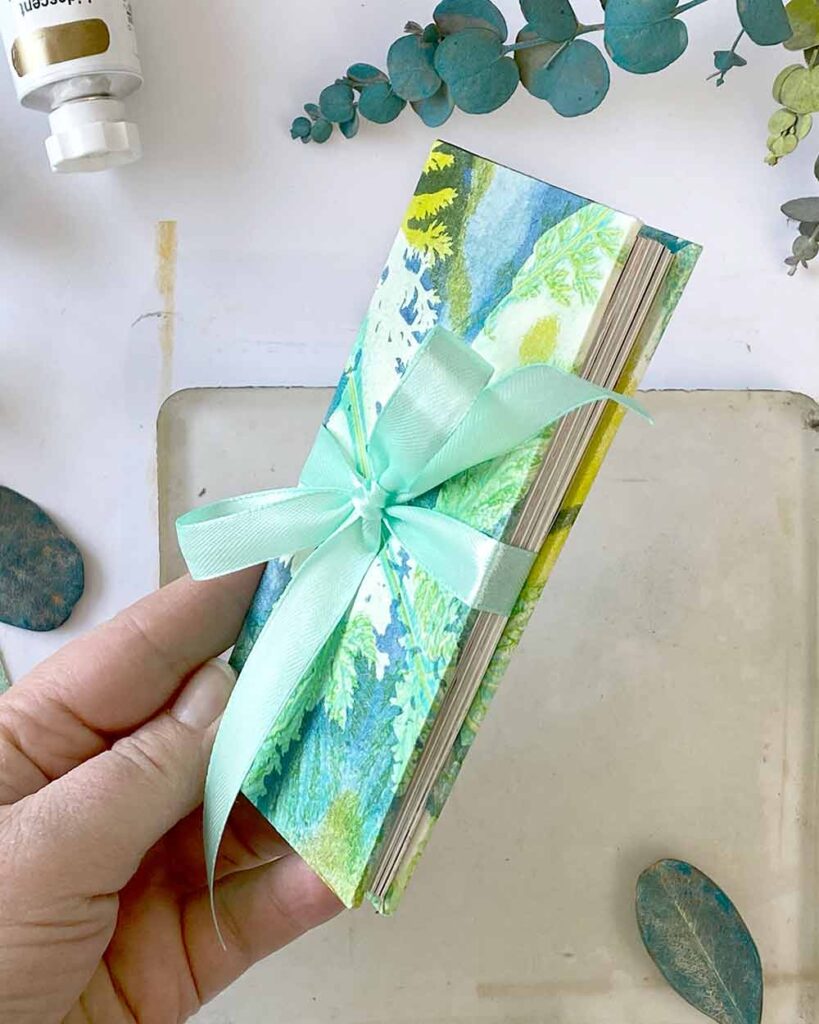 Gelli-Print-Leporello mit Pflanzendruck