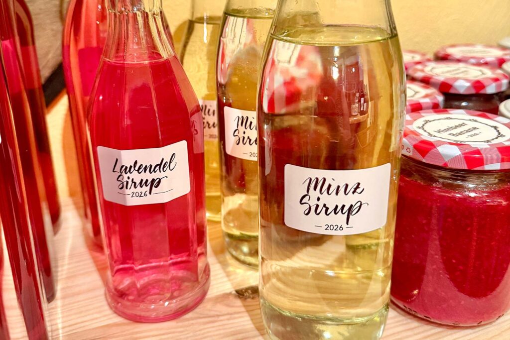 Einmachgläser, Sirupflaschen und Marmeladegläser beschriften