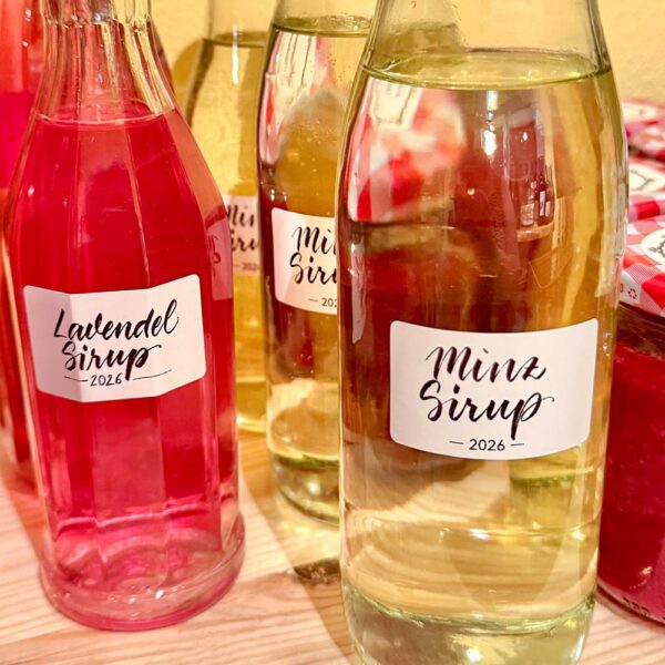 Einmachgläser, Sirupflaschen und Marmeladegläser beschriften