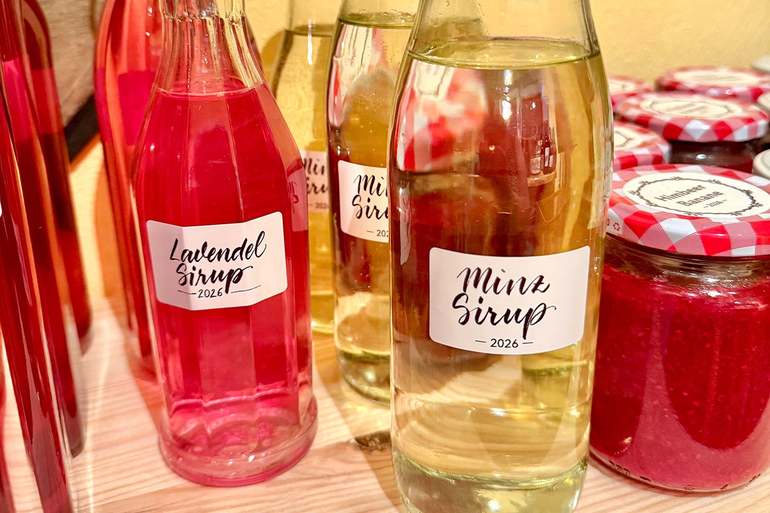 Einmachgläser, Sirupflaschen und Marmeladegläser beschriften