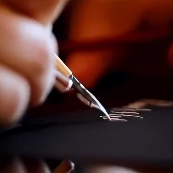 Kalligrafie mit Federhalter und Spitzfeder