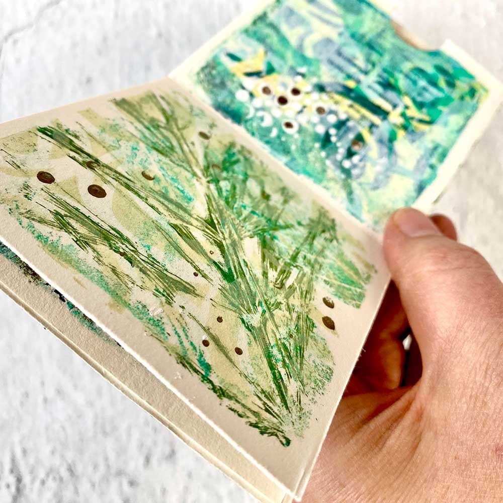 Print a Garden – Gelli Print mit Pflanzen in einem Leporello-Zine